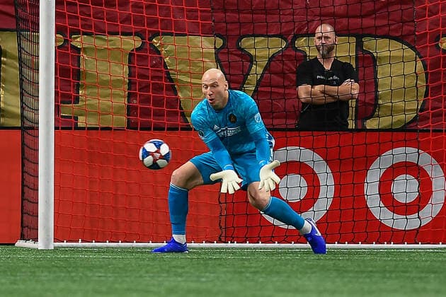 ATLANTA, GA Ð OCTOBER 19: Atlanta goalkeeper Brad Guzan (1) makes a save during the MLS, Fussball Herren, USA playoff match between the New England Revolution and Atlanta United FC on October 19th, 2019 at Mercedes-Benz Stadium in Atlanta, GA. (Photo by Rich von Biberstein Icon Sportswire) SOCCER: OCT 19 MLS Cup Playoffs - New England Revolution at Atlanta United FC Icon191019005