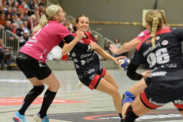 Julia Maidhof HSG Bensheim Auerbach am Ball , Annika Ingenpass HSG Bad Wildungen Vipers L ,GER, HSG Bad Wildungen Vipers HSG Bensheim Auerbach, Handball, 1 Bundesliga Women, 19 10 2019, GER, HSG Bad Wildungen Vipers HSG Bensheim Auerbach, Handball, 1 Liga Women, 19 10 2019 Bad Wildungen Copyright: xEIBNER RolandxSippelx EP_RSL