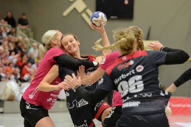 Julia Maidhof HSG Bensheim Auerbach am Ball , Annika Ingenpass HSG Bad Wildungen Vipers L ,GER, HSG Bad Wildungen Vipers HSG Bensheim Auerbach, Handball, 1 Bundesliga Women, 19 10 2019, GER, HSG Bad Wildungen Vipers HSG Bensheim Auerbach, Handball, 1 Liga Women, 19 10 2019 Bad Wildungen Copyright: xEIBNER RolandxSippelx EP_RSL