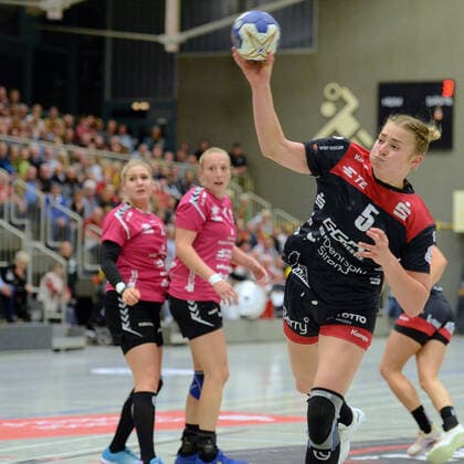 Isabell Hurst HSG Bensheim Auerbach at litter Annika Ingenpass HSG Bad Wildungen Vipers and Sabine Heusdens L ,GER, HSG Bad Wildungen Vipers HSG Bensheim Auerbach, Handball, 1 Bundesliga Women, 19 10 2019, GER, HSG Bad Wildungen Vipers HSG Bensheim Auerbach, Handball, 1 Liga Women, 19 10 2019 Bad Wildungen Copyright: xEIBNER RolandxSippelx EP_RSL