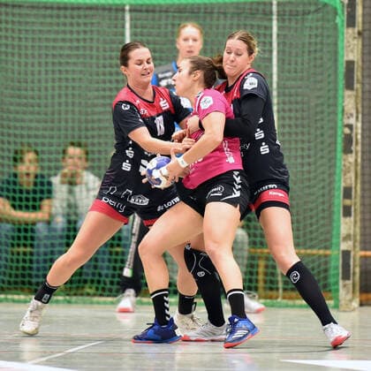 Maria Ines Da Silva Pereira HSG Bad Wildungen Vipers on the Ball , Lisa Friedberger HSG Bensheim Auerbach L and Ines Ivancok HSG Bensheim Auerbach ,GER, HSG Bad Wildungen Vipers HSG Bensheim Auerbach, Handball, 1 Bundesliga Women, 19 10 2019, GER, HSG Bad Wildungen Vipers HSG Bensheim Auerbach, Handball, 1 Liga Women, 19 10 2019 Bad Wildungen Copyright: xEIBNER RolandxSippelx EP_RSL