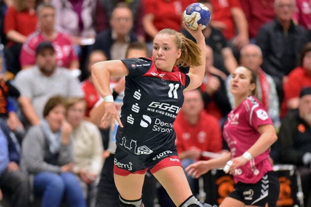 Sarah Dekker HSG Bensheim Auerbach at the litter Maria Ines Da Silva Pereira HSG Bad Wildungen Vipers rear, GER, HSG Bad Wildungen Vipers HSG Bensheim Auerbach, Handball, 1 Bundesliga Women, 19 10 2019, GER, HSG Bad Wildungen Vipers HSG Bensheim Auerbach, Handball, 1 Liga Women, 19 10 2019 Bad Wildungen Copyright: xEIBNER RolandxSippelx EP_RSL
