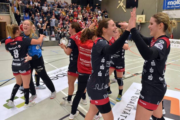 Jubilation, joy after the victory Sarah van Gulik HSG Bensheim Auerbach L and Ines Ivancok R, front, GER, HSG Bad Wildungen Vipers HSG Bensheim Auerbach, Handball, 1 Bundesliga Women, 19 10 2019, GER, HSG Bad Wildungen Vipers HSG Bensheim Auerbach, Handball, 1 Liga Women, 19 10 2019 Bad Wildungen Copyright: xEIBNER RolandxSippelx EP_RSL