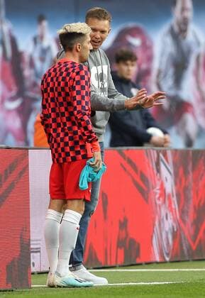 GER, 1 FBL, RasenBallsport Leipzig vs. VfL Wolfsburg 19 10 2019 , Leipzig, Red Bull Arena, GER, 1 FBL, Season 2019 2020, 08 Matchday, RasenBallsport Leipzig vs. VfL Wolfsburg in picture Trainer Julian Nagelsmann in conversation with Kevin Kampl Leipzig DFL regulations prohibit any use of photographs as image sequences and or quasi video