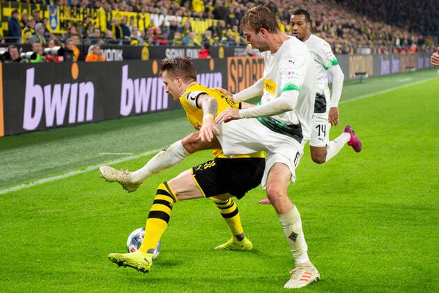 Dortmund, Germany 19 10 2019 1 Bundesliga 2019 2020 Borussia Dortmund vs. Borussia Mönchengladbach L R Marco Reus Dortmund , Christoph Kramer Mönchengladbach DFL regulations prohibit any use of photographs as image sequences and or quasi video Dortmund North Rhine-Westphalia Germany Signal Iduna Park