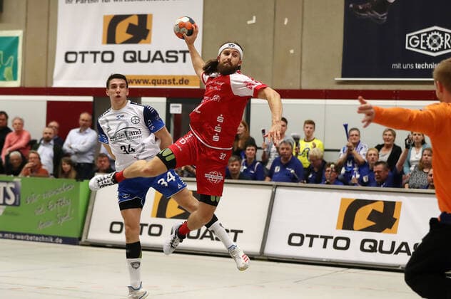 TuS Ferndorf Bayer Dormagen, 19 10 2019 Julius Lindskog Andersson TuS Ferndorf past Eloy Morante Maldonado Bayer Dormagen to 4 8, goalkeeper Sven Bartmann Bayer Dormagen , Kreuztal Stählerwiese Germany