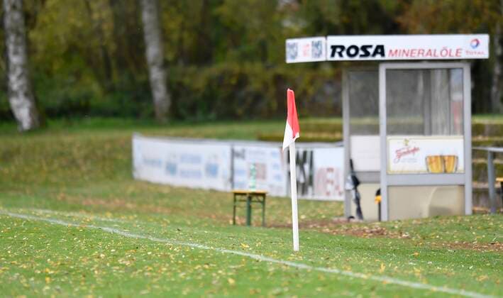 19 10 2019 football amateur football season 2019 2020 district league 13 matchday ASV Zirndorf FV Dittenheim MeZi Feature Impression symbol picture symbol photo corner flag Ersartbank sidelines autumn foliage leaves