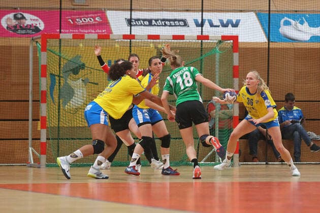 Handball, 2 HBF, HC Leipzig vs. Werder Bremen, 20 10 19 Handball, 2 Bundesliga Women, HBF, Season 2019 2020, 6 Matchday HC Leipzig vs. SV Werder Bremen on 20 10 19 in the Sporthalle Bruederstrasse Leipzig In the picture Denise ENGELKE 18, Werder Bremen with ball against defence from left Sharleen Juliette GRESCHNER 20, HC Leipzig , Laura MAJER 34, HC Leipzig , Stefanie HUMMEL 36, HC Leipzig Copyright: xBEAUTIFULxSPORTS JanxKaeferx