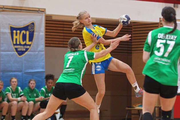 Handball, 2 HBF, HC Leipzig vs. Werder Bremen, 20 10 19 Handball, 2 Bundesliga Women, HBF, Season 2019 2020, 6 Matchday HC Leipzig vs. SV Werder Bremen on 20 10 19 in the Sporthalle Bruederstrasse Leipzig In the picture Julia WEISE 7, HC Leipzig with ball against Lena THOMAS 7, Werder Bremen Copyright: xBEAUTIFULxSPORTS JanxKaeferx
