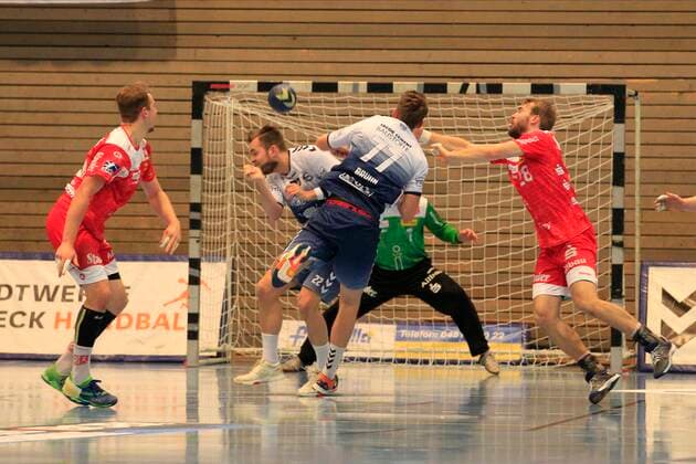 2 Bundesliga Handball VfL Luebeck Schwartau TUSEM Essen 20 10 2019, Hansehalle Luebeck, GER, 2 Bundesliga Handball VfL Luebeck Schwartau TUSEM Essen picture shows Jasper Bruhn VfL Luebeck Schwartau jumping on goal of goalkeeper no chance for Tim Zechel TUSEM Essen and Malte Seidel TUSEM Essen , Steffen Köhler Koehler VfL Luebeck Schwartau ducks away nordphotox xTauchnitz nph00059