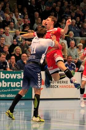 2 Bundesliga Handball VfL Luebeck Schwartau TUSEM Essen 20 10 2019, Hansehalle Luebeck, GER, 2 Bundesliga Handball VfL Luebeck Schwartau TUSEM Essen in picture picture shows Justin Müller Mueller TUSEM Essen is stopped by Markus Hansen VfL Luebeck Schwartau VfL Luebeck Schwartau nordphotox xTauchnitz nph00059