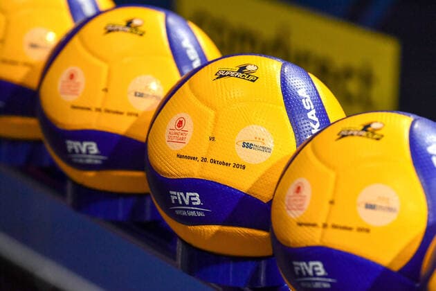 VBL SuperCup Allianz MTV Stuttgart vs. SSC Palmberg Schwerin 20 10 2019 Champion Allianz MTV Stuttgart, Volleyball, Bundesliga, Women, Season 2019 20, in blue, against Cup winner SSC Palmberg Schwerin, in yellowblue , Feature, Match balls Copyright: xBEAUTIFULxSPORTS TomxBlochx