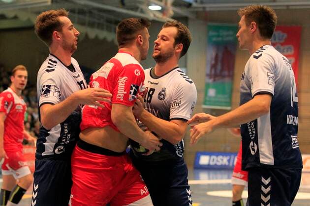2 Bundesliga Handball VfL Luebeck Schwartau TUSEM Essen 20 10 2019, Hansehalle Luebeck, GER, 2 Bundesliga Handball VfL Luebeck Schwartau TUSEM Essen in picture picture shows v l Jasper Bruhn VfL Luebeck Schwartau, Martin Waschul VfL Luebeck Schwartau and Finn Kretschmer VfL Luebeck Schwartau wrestling with Dennis Szczesny TUSEM Essen for possession of the ball nordphotox xTauchnitz nph00059