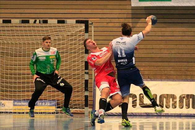 2 Bundesliga Handball VfL Luebeck Schwartau TUSEM Essen 20 10 2019, Hansehalle Luebeck, GER, 2 Bundesliga Handball VfL Luebeck Schwartau TUSEM Essen pictured picture shows Dennis Szczesny TUSEM Essen in duel against Markus Hansen VfL Luebeck Schwartau in front of goalkeeper Sebastian Bliß Bliss TUSEM Essen nordphotox xTauchnitz nph00059