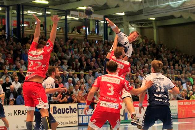 2 Bundesliga Handball VfL Luebeck Schwartau TUSEM Essen 20 10 2019, Hansehalle Luebeck, GER, 2 Bundesliga Handball VfL Luebeck Schwartau TUSEM Essen in picture picture shows Mex Raguse VfL Luebeck Schwartau in jump over vl Dennis Szczesny TUSEM Essen , Jonas Ellwanger TUSEM Essen and Malte Seidel TUSEM Essen nordphotox xTauchnitz nph00059