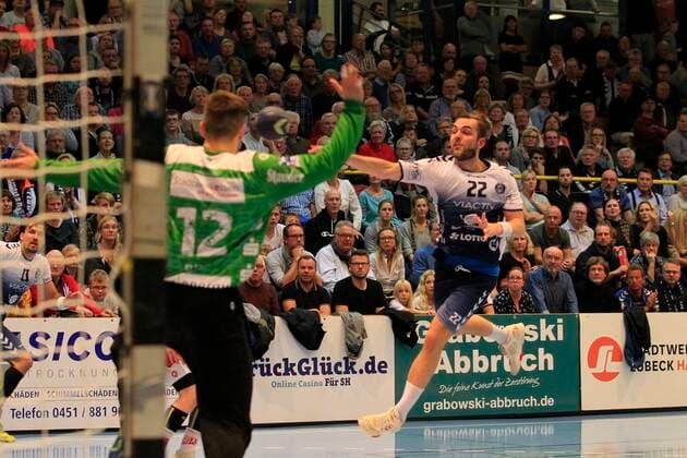2 Bundesliga Handball VfL Luebeck Schwartau TUSEM Essen 20 10 2019, Hansehalle Luebeck, GER, 2 Bundesliga Handball VfL Luebeck Schwartau TUSEM Essen pictured picture shows Steffen Köhler Koehler VfL Luebeck Schwartau scoring the goal of goalkeeper Sebastian Bliß Bliss TUSEM Essen nordphotox xTauchnitz nph00059