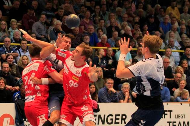 2 Bundesliga Handball VfL Luebeck Schwartau TUSEM Essen 20 10 2019, Hansehalle Luebeck, GER, 2 Bundesliga Handball VfL Luebeck Schwartau TUSEM Essen in picture picture shows Markus Hansen VfL Luebeck Schwartau matches Dadi Runarsson VfL Luebeck Schwartau is blocked by Carsten Ridder TUSEM Essen and Tim Zechel TUSEM Essen nordphotox xTauchnitz nph00059