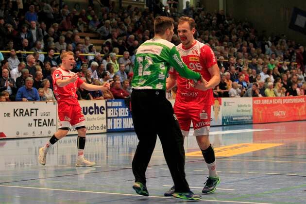 2 Bundesliga Handball VfL Luebeck Schwartau TUSEM Essen 20 10 2019, Hansehalle Luebeck, GER, 2 Bundesliga Handball VfL Luebeck Schwartau TUSEM Essen in picture picture shows final cheers, goalkeeper Sebastian Bliß Bliss TUSEM Essen and Tim Zechel TUSEM Essen far left Noah Beyer TUSEM Essen nordphotox xTauchnitz nph00059