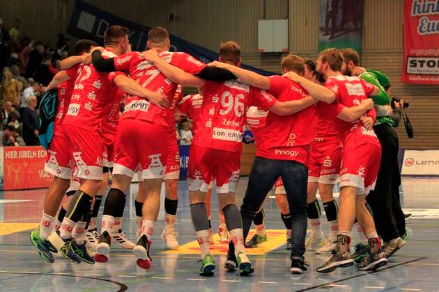 2 Bundesliga Handball VfL Luebeck Schwartau TUSEM Essen 20 10 2019, Hansehalle Luebeck, GER, 2 Bundesliga Handball VfL Luebeck Schwartau TUSEM Essen in picture picture shows final cheer, circle of celebration after the victory of TUSEM Essen over VfL Luebeck Schwartau nordphotox xTauchnitz nph00059