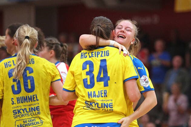 Handball, 2 HBF, HC Leipzig vs. Werder Bremen, 20 10 19 Handball, 2 Bundesliga Women, HBF, Season 2019 2020, 6 Matchday HC Leipzig vs. SV Werder Bremen on 20 10 19 in the Sporthalle Bruederstrasse Leipzig In the picture Jubel, Sieg, Freude, Umarmung, Pauline UHLMANN 2, HC Leipzig right and Laura MAJER 34, HC Leipzig Copyright: xBEAUTIFULxSPORTS JanxKaeferx