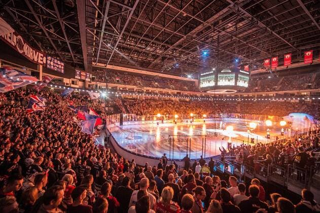 Again full house in the Mercedes Benz Arena in Berlin Fans Supporter of the EHC Eisbaeren Berlin Landscape horizontal Event Event EHC Eisbaeren Berlin vs. Thomas Sabo Ice Tigers Nuremberg Main Round 12 Matchday DEL Season 2019 20 Location Location Mercedes Benz Arena Berlin Germany Europe Date 20 10 2019 Stiehl Photography