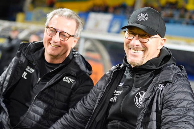 Football Regionalliga 2019 2020, 12 matchday, 1 FC Lok Leipzig vs SV Babelsberg 03 21 10 2019 Wolfgang Wolf Sports Director and Interim Coach Lok Leipzig re and Rainer Lisiewicz Coach Lok Leipzig before the Regionalligaspiel Lok Leipzig vs. SV Babelsberg in conversation at the Trainer Bank Leipzig Saxony Germany Bruno Plache Stadium