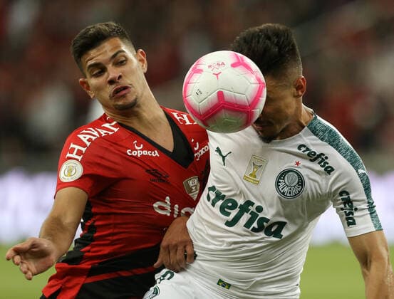 Atlético Paranaense x Palmeiras CURITIBA, PR - 20.10.2019: ATLÉTICO PARANAENSE X PALMEIRAS - Willian, from Palmeiras SE, disputes ball with Bruno Guimarães, from C Atlhetico Paranaense, during a match valid for the twenty-seventh round of the Brazilian Championship, Serie A, in the Arena da Baixada. (Photo: Cesar Greco Fotoarena) x1816903x  CesarxGreco