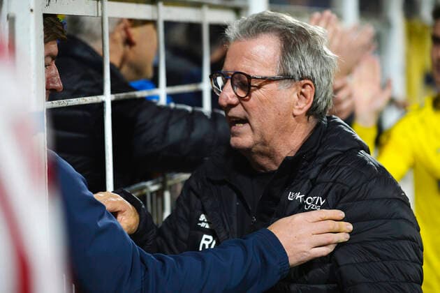 Football Regionalliga 2019 2020, 12 matchday, 1 FC Lok Leipzig vs. SV Babelsberg 03 21 10 2019 Rainer Lisiewicz Coach Lok Leipzig playing with the fans after the regional league match Lok Leipzig vs. SV Babelsberg Lisiewicz discusses with the spectators at the fence Leipzig Sachsen Germany Bruno Plache Stadium