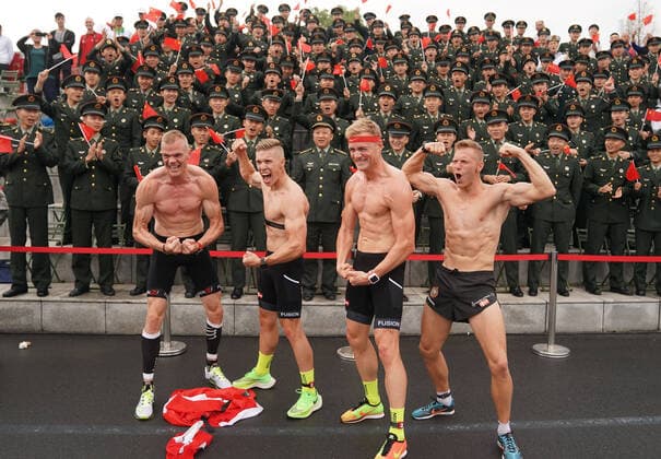 Bilder des Jahres 2019, Sport 10 Oktober Sport Themen der Woche KW43 Sport Bilder des Tages (191023) -- WUHAN, Oct. 23, 2019 -- Athletes of Denmark pose for photo with soldiers on the stands after the cross country of men s individual of military pentathlon at the 7th CISM Military World Games in Wuhan, capital of central China s Hubei Province, Oct. 23, 2019. ) (SP)CHINA-WUHAN-7TH MILITARY WORLD GAMES-MILITARY PENTATHLON HexChangshan 