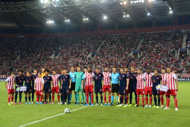 Greece: Olympiacos vs Bayern Players of Bayern and Olympiacos before the start of the game. Piraeus Attiki Greece  DimitriosxKarvountzis PacificxPress
