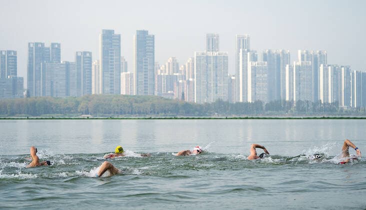 (191023) -- WUHAN, Oct 23,2019 -- Athletes compete during the men s 10km open water final at the 7th CISM Military World Games in Wuhan, capital of central China s Hubei Province, Oct. 23, 2019. ) (SP)CHINA-WUHAN-7TH MILITARY WORLD GAMES-OPEN WATER XiongxQi 