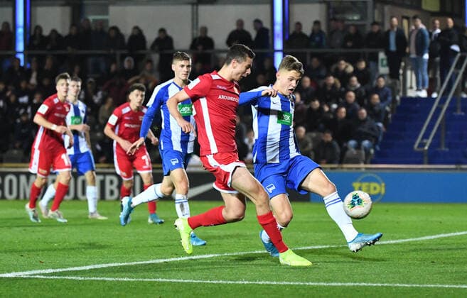 Fussball, Nachwuchs, Saison 2019 2020, A-Junioren, Bundesliga, Staffel Nord Nordost (3. Spieltag, Nachholspiel), Hertha BSC - 1. FC Union Berlin, v. l. Fisnik Asllani (U19, 1. FC Union Berlin), Luca Netz (U19 Hertha BSC), 23.10. 2019, *** Football, Youngsters, Season 2019 2020, A Juniors, Bundesliga, Relay North Northeast 3 Matchday, Catch-up , Hertha BSC 1 FC Union Berlin, v l Fisnik Asllani U19, 1 FC Union Berlin , Luca Netz U19 Hertha BSC , 23 10 2019, Copyright: xMatthiasxKochx