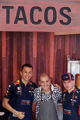 Formel 1, GP Mexiko Red Bull s Dutch Formula One drive Max Verstappen (R) poses along with his Thai teammate Alex Albon (L) and Mexican youtuber Juca (C) while preparing a taco before the Grand Prix of Mexico that will be held at the Hermanos Rodríguez Autodrome this Sunday, in Mexico City, Mexico, 24 October 2019. Red Bull s F1 Team drivers eat tacos before the Mexican GP !ACHTUNG: NUR REDAKTIONELLE NUTZUNG!  Copyright: xFranciscoxGuascox MEX6575 20191024-637075534436390270