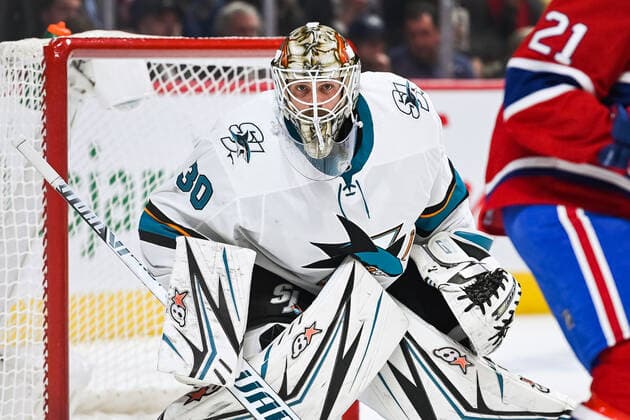 MONTREAL, QC - OCTOBER 24: San Jose Sharks goalie Aaron Dell (30) tracks the play during the San Jose Sharks versus the Montreal Canadiens game on October 24, 2019, at Bell Centre in Montreal, QC (Photo by David Kirouac Icon Sportswire) NHL, Eishockey Herren, USA OCT 24 Sharks at Canadiens Icon191024009