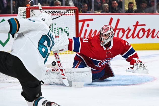 MONTREAL, QC - OCTOBER 24: San Jose Sharks right wing Kevin Labanc (62) shoots and scores a goal against Montreal Canadiens goalie Carey Price (31) during the San Jose Sharks versus the Montreal Canadiens game on October 24, 2019, at Bell Centre in Montreal, QC (Photo by David Kirouac Icon Sportswire) NHL, Eishockey Herren, USA OCT 24 Sharks at Canadiens Icon191024020
