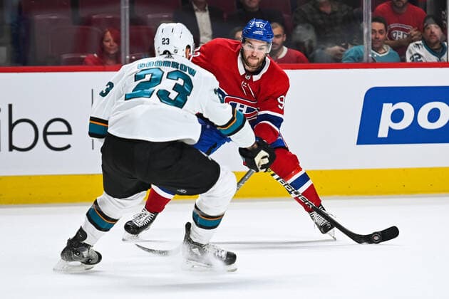MONTREAL, QC - OCTOBER 24: Montreal Canadiens left wing Jonathan Drouin (92) passes the puck beside San Jose Sharks right wing Barclay Goodrow (23) during the San Jose Sharks versus the Montreal Canadiens game on October 24, 2019, at Bell Centre in Montreal, QC (Photo by David Kirouac Icon Sportswire) NHL, Eishockey Herren, USA OCT 24 Sharks at Canadiens Icon191024031