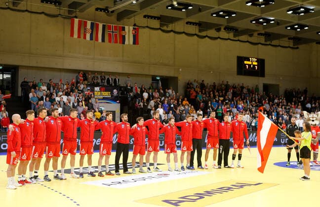 HANDBALL - AUT vs SRB, friendly match GRAZ,AUSTRIA,25.OCT.19 - HANDBALL - OEHB international match, Länderspiel, Nationalmannschaft Austria vs Serbia, test match. Image shows the team of Austria during the national athem. GEPAxpictures xDavidxRodriguez