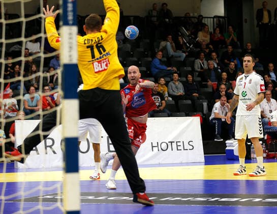 HANDBALL - AUT vs SRB, friendly match GRAZ,AUSTRIA,25.OCT.19 - HANDBALL - OEHB international match, Länderspiel, Nationalmannschaft Austria vs Serbia, test match. Image shows Vladimir Cupara (SRB) and Robert Weber (AUT). GEPAxpictures xDavidxRodriguez