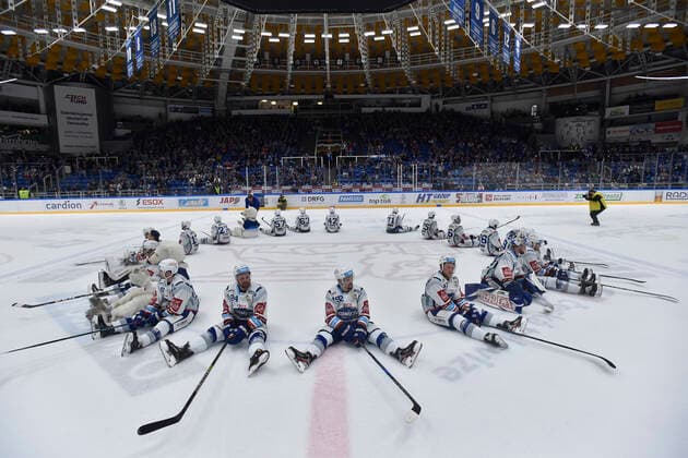 Bilder des Jahres 2019, Sport 10 Oktober Sport Themen der Woche KW43 Sport Bilder des Tages Utkani 13. kola hokejove extraligy: HC Kometa Brno - HC Dynamo Pardubice, 25. rijna 2019 v Brne. Zaverecna dekovacka brnenskych hracu. CTKPhotoP201910251026801  sal 22