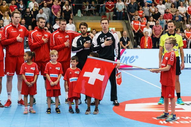 25 10 2019, Aarau, Schachenhalle, Test match Switzerland Czech Republic, Switzerland at the anthem Von Links Lenny Rubin Switzerland , Lucas Meister Switzerland , Andy Schmid Switzerland , Marc Winkler Switzerland , Tohüter Nikola Portner Switzerland Aarau Schachenhalle Aargau Switzerland Copyright: xJustPictures.ch VedranxGalijasx