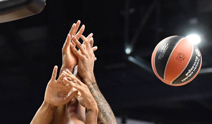 Bilder des Jahres 2019, Sport 10 Oktober Sport Themen der Woche KW43 Sport Bilder des Tages Fünf Hände und ein Ball ALBA Berlin - ZSKA Moskau Basketball, Euroleague, Gruppenphase, Vorrunde, Herren, Männer, Maenner, men, Saison 2019 2020 Berlin, 24.10.2019 Mercedes-Benz Arena *** Five hands and one ball ALBA Berlin ZSKA Moscow Basketball, Euroleague, group stage, preliminary round, men, men, men, men, men, season 2019 2020 Berlin, 24 10 2019 Mercedes Benz Arena