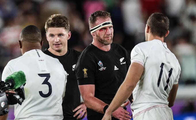 Bilder des Jahres 2019, Sport 10 Oktober Sport Themen der Woche KW43 2019 Rugby World Cup Semi-Final, International Stadium Yokohama, Yokohama, Japan 26 10 2019 England vs New Zealand New Zealand s Beauden Barrett and Kieran Read with England s Kyle Sinckler and Jonny May after the game Beauden Barrett and Kieran Read with Kyle Sinckler and Jonny May after the game 26 10 2019  Copyright: x©INPHO BillyxSticklandx BN1I4179