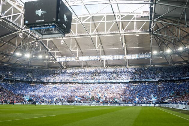 1 Soccer Bundesliga FC Schalke 04 Borussia Dortmund, 26 10 2019 In the north curve Schalke 04 fans hold up flags, 1 Soccer Bundesliga, FC Schalke 04 Borussia Dortmund, Gelsenkirchen, VELTINS Arena DFL REGULATIONS PROHIBIT ANY USE OF PHOTOGRAPHS AS IMAGE SEQUENCES AND OR QUASI VIDEO Copyright: xBEAUTIFULxSPORTS Wunderlx