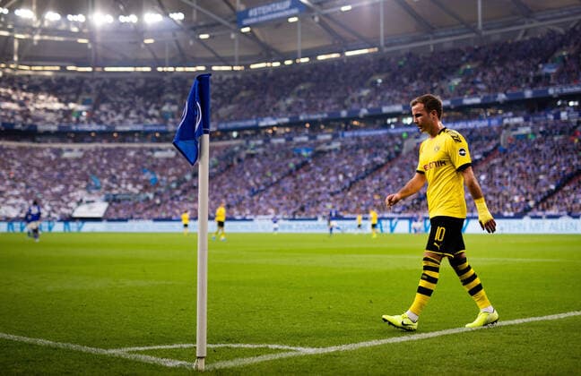Bilder des Jahres 2019, Sport 10 Oktober Gelsenkirchen, 26.10.2019 Mario Götze (BvB) klatschte nach seiner Auswechslung nicht mit Thorgan Hazard (BvB) ab FC Schalke 04 - Borussia Dortmund DFL regulations prohibit any use of photographs as image sequences and or quasi-video *** Gelsenkirchen, 26 10 2019 Mario Götze BvB did not applaud after his substitution with Thorgan Hazard BvB from FC Schalke 04 Borussia Dortmund DFL regulations prohibit any use of photographs as image sequences and or quasi video