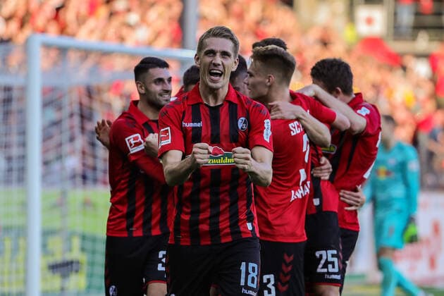 Bilder des Jahres 2019, Sport 10 Oktober Sport Themen der Woche KW43 Sport Bilder des Tages Fussball Bundesliga - 19 20 - SC Freiburg vs. RB Leipzig - 26-10-2019 Torjubel zum 2:0 durch Nils Petersen (SC Freiburg 18), beim Fussball Bundesliga Spiel zwischen dem SC Freiburg und RB Leipzig, am Samstag, den 26. Oktober 2019 im Schwarzwald-Stadion in Freiburg im Breisgau (Deutschland). DFL REGULATIONS PROHIBIT ANY USE OF PHOTOGRAPHS AS IMAGE SEQUENCES AND OR QUASI-VIDEO. *** Football Bundesliga 19 20 SC Freiburg vs. RB Leipzig 26 10 2019 Goal celebration to 2 0 by Nils Petersen SC Freiburg 18 , at the football Bundesliga match between SC Freiburg and RB Leipzig, on Saturday, October 26, 2019 at the Schwarzwald Stadium in Freiburg im Breisgau Germany DFL REGULATIONS PROHIBIT ANY USE OF PHOTOGRAPHS AS IMAGE SEQUENCES AND OR QUASI VIDEO Copyright: xBEAUTIFULxSPORTS G.xHubbsx