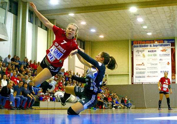Here Lotta Heider Harrislee, left and Jenny Choinowski Zwickau are fighting for the ball Handball Women 2 League 2019 20 BSV Sachsen Zwickau TSV Nord Harrislee 33 35 at 26 10 2019 BSV Sachsen Zwickau TSV Nord Harrislee