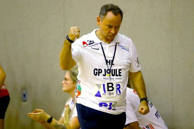 In Jubelpose Trainer Herluf Linde Harrislee Handball Women 2 League 2019 20 BSV Saxony Zwickau TSV North Harrislee on 26 10 2019 BSV Saxony Zwickau TSV North Harrislee