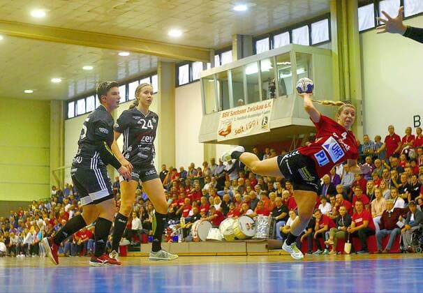 Goalscoring by Milena Natusch Harrislee , left Klara Schlegel Zwickau and Nadja Bolze Zwickau Handball women 2 league 2019 20 BSV Sachsen Zwickau TSV Nord Harrislee at 26 10 2019 BSV Sachsen Zwickau TSV Nord Harrislee