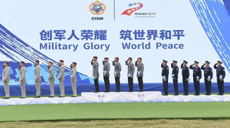 Sport Bilder des Tages (191026) -- WUHAN, Oct. 26, 2019 -- Gold medalists team Germany (C), silver medalists team the Czech Republic(L) and bronze medalists team Russia attend the awarding ceremony of the men s team overall of parachuting at the 7th CISM Military World Games in Wuhan, capital of central China s Hubei Province, Oct. 26, 2019. ) (SP)CHINA-WUHAN-7TH MILITARY WORLD GAMES-PARACHUTING ChengxMin 