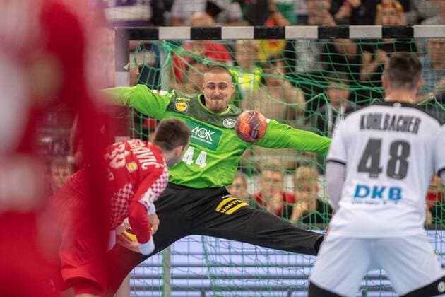 Handball Hannover 26 10 2019 International Match Handball Day Germany GER Croatia CRO Dario Quenstedt Germany, TW, No 44 holds the last seven meters in the last second